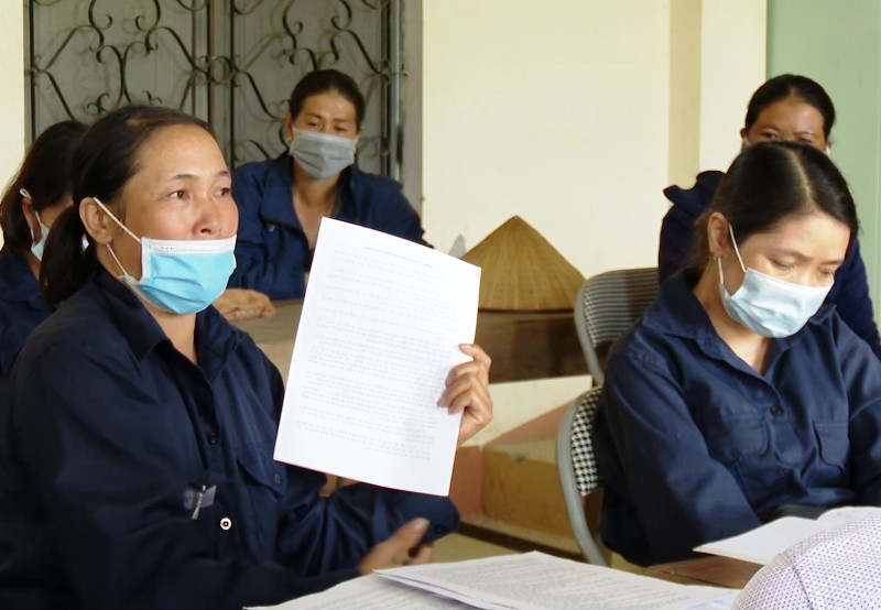 Các công nhân đã có đơn phản ánh về việc mình bị đơn phương chấm dứt hợp đồng lao động.