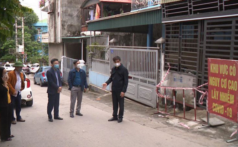 Lực lượng chức năng tiến hành phong tỏa nhà anh P.Đ.L ở tổ 2, khu 10, phường Hồng Hải, TP Hạ Long.