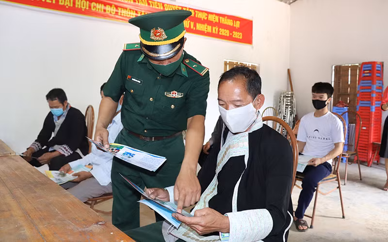 Tuyên truyền lưu động cho người dân về các biện pháp phòng, chống dịch Covid-19 và chống XNC trái phép. Ảnh: Viết Hà