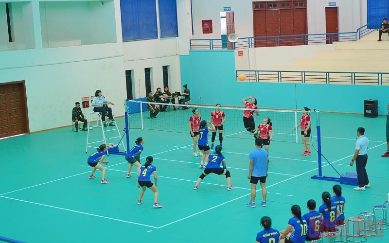 Các đội thi đấu bóng chuyền hơi tại Nhà thi đấu Trung tâm huấn luyện quân sự quốc gia 4.