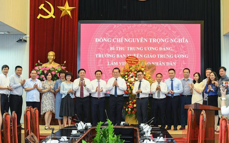Đồng chí Nguyễn Trọng Nghĩa, Bí thư Trung ương Đảng, Trưởng Ban Tuyên giáo Trung ương chúc mừng Báo Nhân Dân nhân Ngày Báo chí cách mạng Việt Nam. (Ảnh: THÀNH ĐẠT)