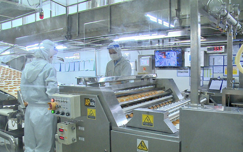 Sản xuất theo phương án "ba tại chỗ" tại Công ty TNHH Thực phẩm Orion Vina, Khu công nghiệp Mỹ Phước 2, thị xã Bến Cát, tỉnh Bình Dương. Ảnh: TRỊNH BÌNH