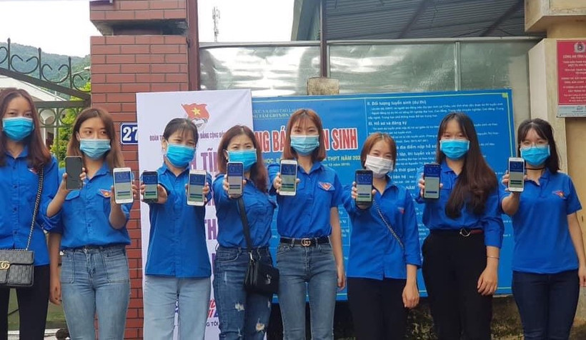 Thanh niên tình nguyện tham gia tuyên truyền cài đặt ứng dụng Bluezone ở Lai Châu.