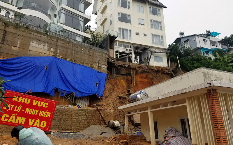 Bờ taluy sụt lún uy hiếp khách sạn và nhà dân trên đường Ngô Thì Sỹ, TP Đà Lạt.