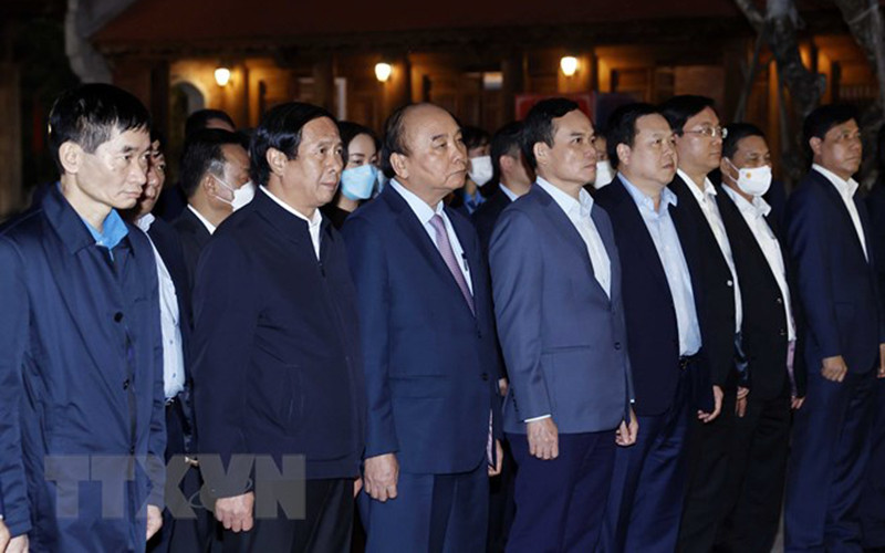 Chủ tịch nước Nguyễn Xuân Phúc và các đại biểu tới dâng hương tưởng nhớ đồng chí Nguyễn Đức Cảnh. (Ảnh: TTXVN)