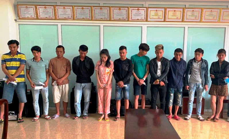 Hàng chục đối tượng sử dụng trái phép ma túy tại cơ quan công an. (Ảnh: Công an cung cấp)