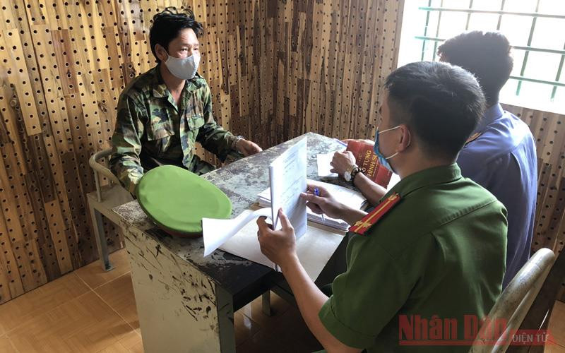 Đối tượng Vi Đức Sao tại cơ quan Công an thành phố Gia Nghĩa.