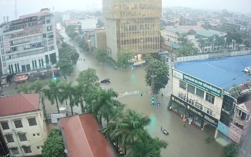 Đường Hoàng Văn Thụ ở trung tâm TP Thái Nguyên bị ngập úng, các phương tiện đi lại khó khăn.