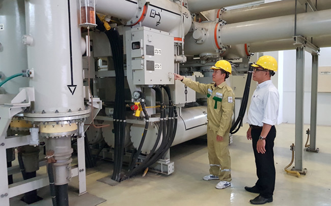 Kỹ sư Trạm biến áp GIS 220 kV Tao Đàn (TP Hồ Chí Minh) kiểm tra thông số vận hành thiết bị máy biến áp.