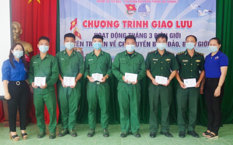 Tặng quà cho các cán bộ, chiến sĩ đồn Biên phòng An Thạnh Ba.