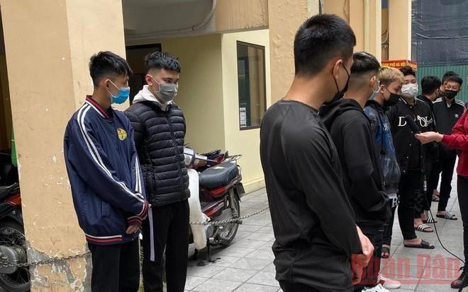 Tạm giữ hình sự một số đối tượng để xử lý về hành vi gây rối trật tự công cộng.