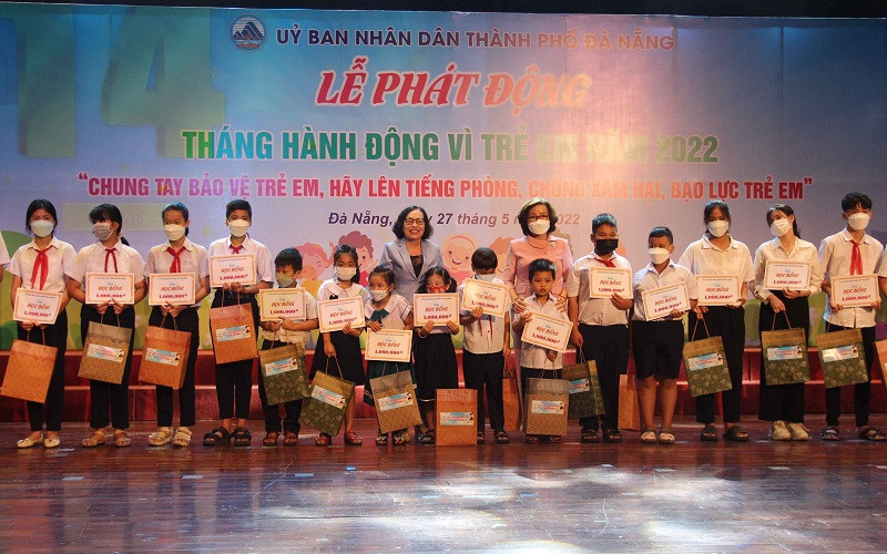 Trao quà, học bổng cho trẻ em nghèo, vượt khó.