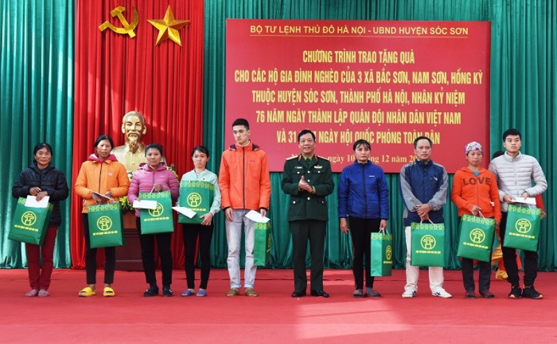 Tặng quà hơn 200 hộ nghèo trên địa bàn huyện Sóc Sơn