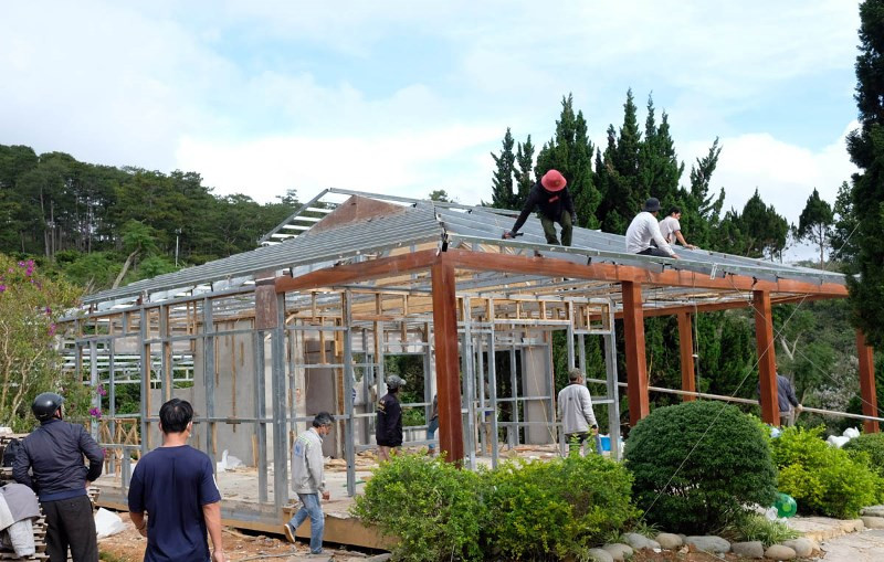 Lực lượng chức năng giải tỏa nhà xây dựng trái phép tại tiểu khu 268.