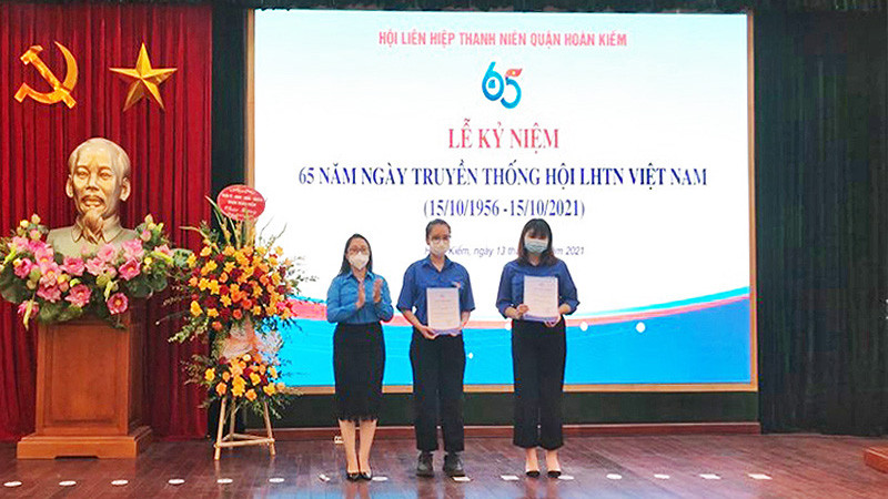 Bí thư Quận đoàn, Chủ tịch Hội LHTN quận Hoàn Kiếm trao quyết định thành lập cho đại diện Câu lạc bộ Tình nguyện Cầu Đất và Câu lạc bộ Tuyên truyền văn hóa lịch sử Thăng Long - Hà Nội.