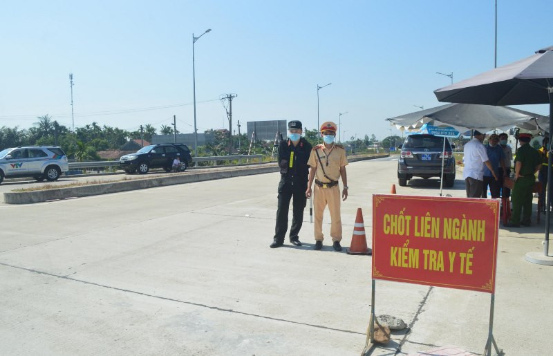 Chốt kiểm tra y tế tại điểm ra, vào cao tốc Đà Nẵng - Quảng Ngãi thuộc huyện Sơn Tịnh.