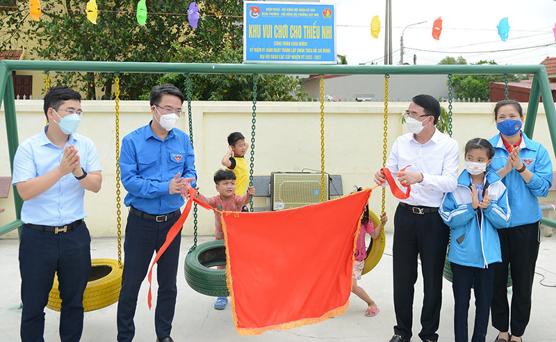 Bí thư Trung ương Đoàn Nguyễn Tường Lâm (thứ 2 từ trái sang trong ảnh) cùng đại diện các đơn vị liên quan khánh thành công trình thanh niên “Khu vui chơi cho thiếu nhi” trong khuôn khổ chương trình ra quân Ngày Chủ nhật xanh toàn quốc lần thứ I năm 2022 tại quận Đồ Sơn, thành phố Hải Phòng. 