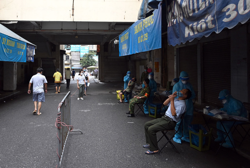 Ngày 11/8, thành phố Hà Nội tiếp tục lấy mẫu xét nghiệm SARS-CoV-2 cho khu vực và nhóm người nguy cơ cao. Đối tượng lấy mẫu bao gồm người đang sinh sống tại các nơi có nhiều bệnh nhân, ổ dịch, mật độ dân cư lớn, giao lưu đi lại nhiều nguy cơ bùng phát dịch bệnh.