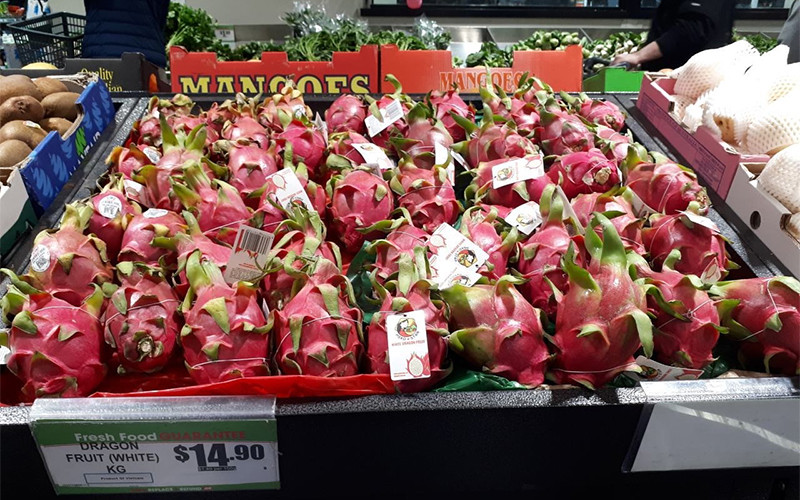 Thanh long Việt Nam phủ sắc đỏ, chiếm một góc lớn so với các quả khác tại siêu thị Thaikee, trung tâm Sydney. (Ảnh: Thương vụ Việt Nam tại Australia)