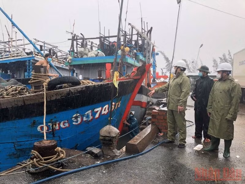 Phó Chủ tịch UBND tỉnh Quảng Ngãi Trần Phước Hiền (thứ 3 từ phải sang) kiểm tra công tác sắp xếp, neo đậu tàu cá tránh trú bão số 5 tại cảng Tịnh Kỳ, TP Quảng Ngãi.