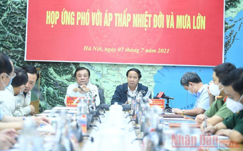 Họp về ứng phó áp thấp nhiệt đới gần bờ và ứng phó mưa lớn diễn ra chiều 7/7 tại Hà Nội.