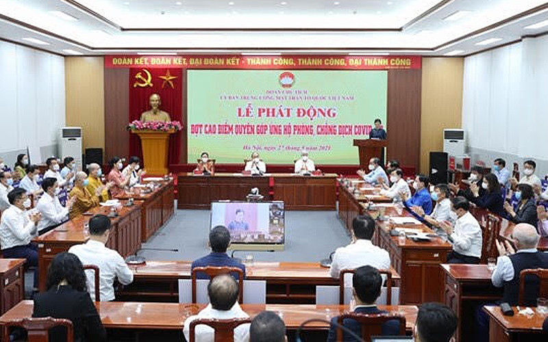 Lễ phát động đợt cao điểm quyên góp ủng hộ phòng, chống dịch Covid-19. (Ảnh: Diệp Vinh Uyên) 