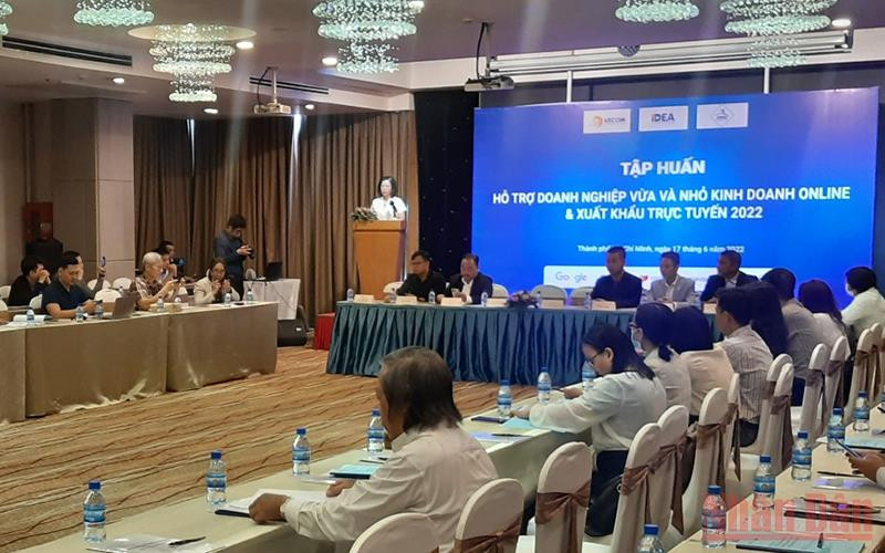 Quang cảnh buổi tập huấn "Hỗ trợ doanh nghiệp vừa và nhỏ kinh doanh online và xuất khẩu trực tuyến".