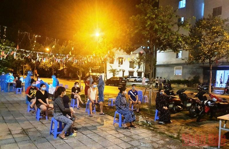 Đêm 6/9, 270 người sống cùng khu chung cư với 4 ca nhiễm mới được lấy mẫu xét nghiệm.