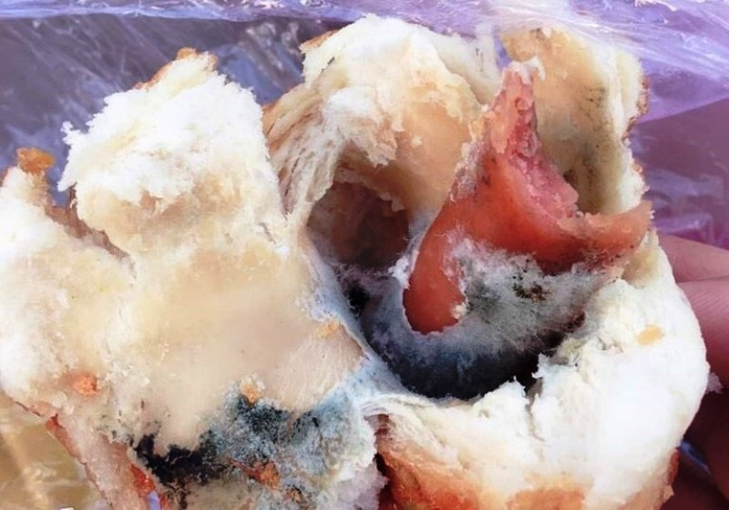 Hình ảnh bánh mì nổi nấm mốc được chị L.T.K.D đăng tải trên mạng xã hội.