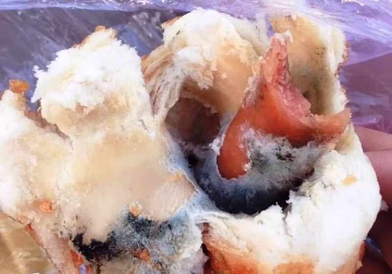 Hình ảnh bánh mì nổi nấm mốc được chị L.T.K.D đăng tải trên mạng xã hội.