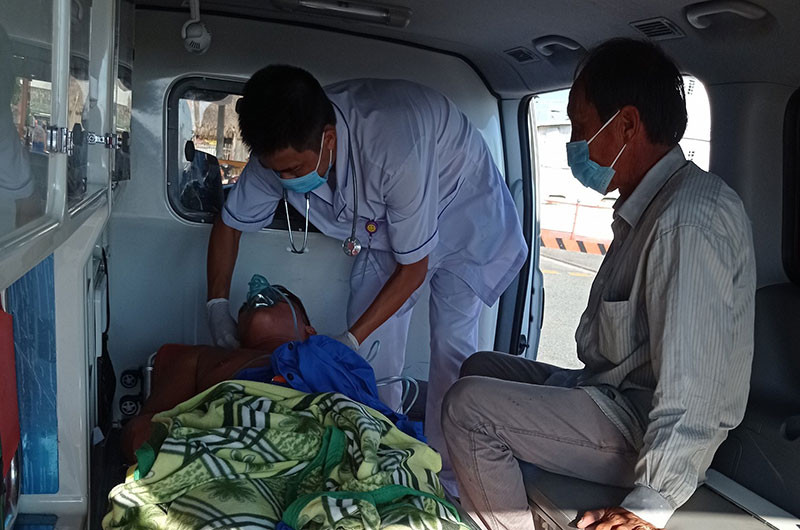 Cứu thuyền viên tàu cá bị tai nạn lao động