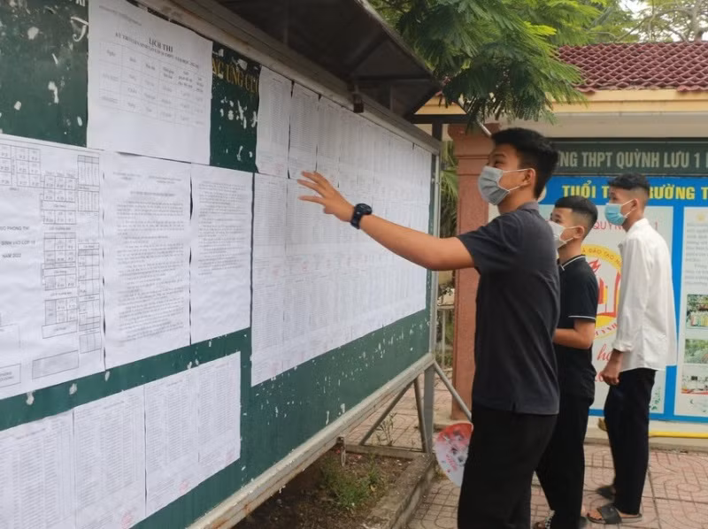 Kiểm tra lại số báo danh trước khi vào phòng thi. (Ảnh: Đức Anh)