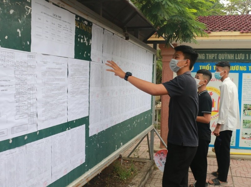 Kiểm tra lại số báo danh trước khi vào phòng thi. (Ảnh: Đức Anh)