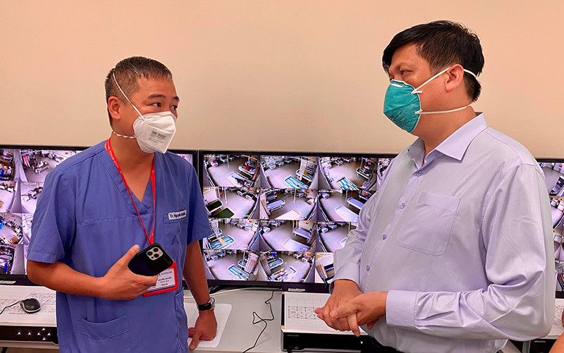 PGS, TS Nguyễn Lân Hiếu báo cáo Bộ trưởng Y tế Nguyễn Thanh Long về công tác điều trị. 