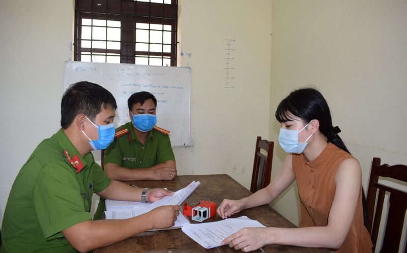 Đối tượng Phan Thị Tú Anh tại cơ quan công an.