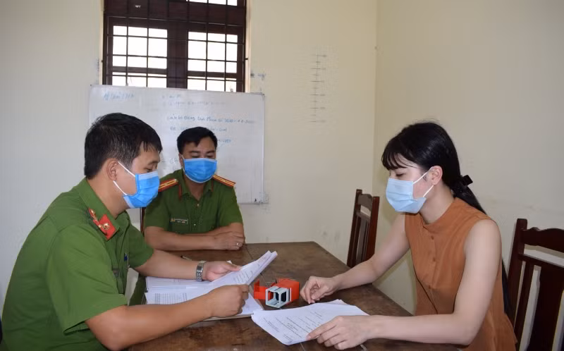 Đối tượng Phan Thị Tú Anh tại cơ quan công an.