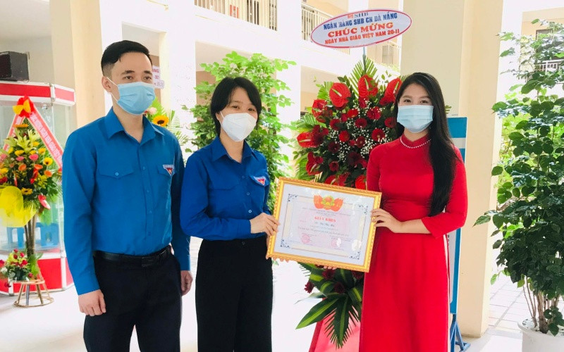 Trao Giấy khen tuyên dương “Nhà giáo trẻ tiêu biểu”.