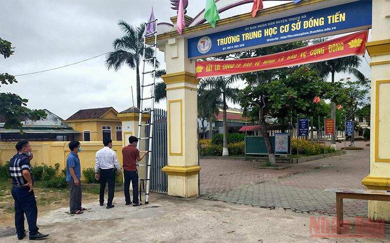 Giáo viên Trường THCS Đồng Tiến (Thạch Hà) chuẩn bị các điều kiện để đón học sinh đến lớp