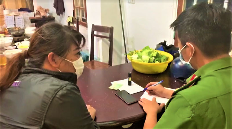 Đoàn kiểm tra công tác phòng, chống dịch Covid-19 của TP Buôn Ma Thuột lập biên bản các đối tượng vi phạm.