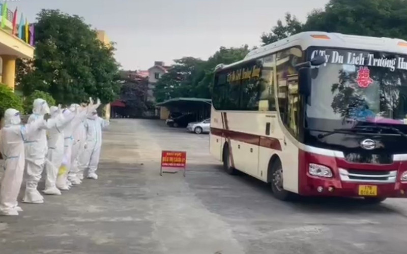 Bệnh viện Phục hồi chức năng tiễn bệnh nhân mắc Covid-19 khỏi bệnh trở về nhà.