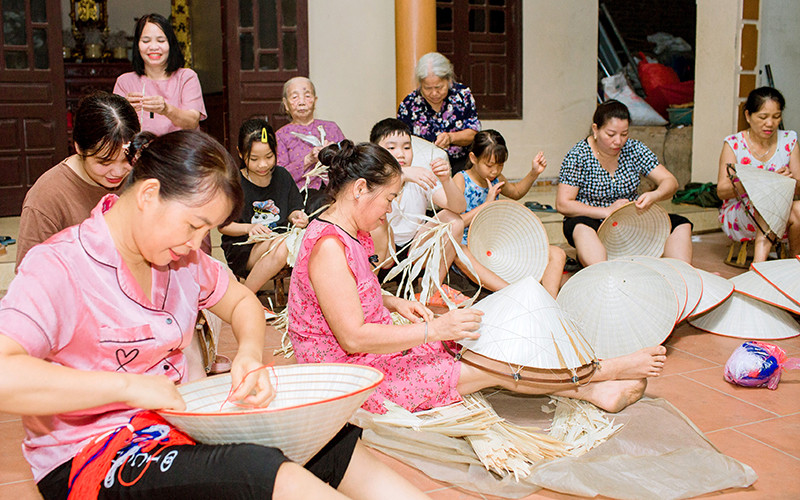 Một cơ sở hộ gia đình làm nón tại Sai Nga.