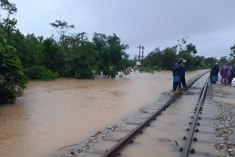 Tạm dừng tàu Thống Nhất từ Hà Nội đi Vinh, Huế
