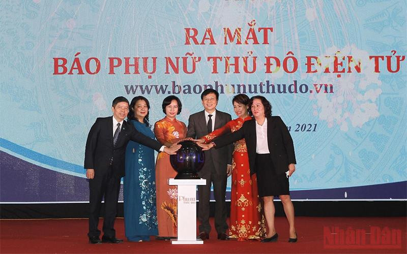 Các đại biểu thực hiện nghi thức bấm nút ra mắt báo Phụ nữ Thủ đô điện tử.