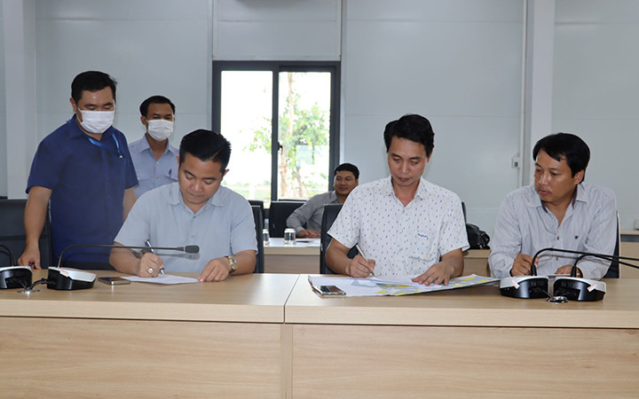 Các đơn vị ký biên bản bàn giao 70 ha đất.