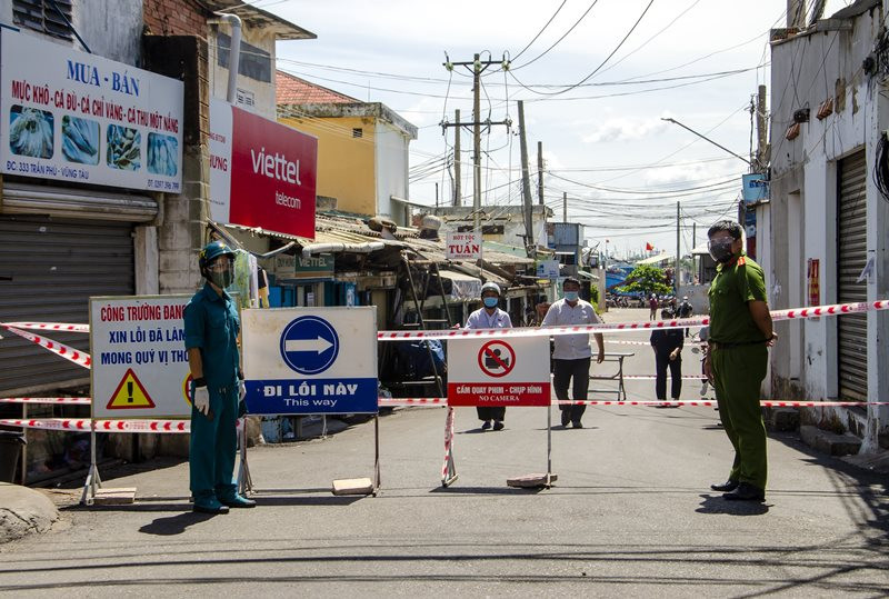 Lối vào cảng Incomap, TP Vũng Tàu (Bà Rịa-Vũng Tàu) được lực lượng chức năng kiểm soát chặt chẽ trong thời gian phong tỏa.