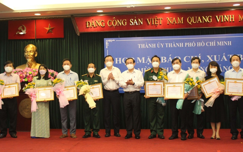 Lãnh đạo TP Hồ Chí Minh trao giấy khen tặng phóng viên, biên tập viên các cơ quan báo chí.