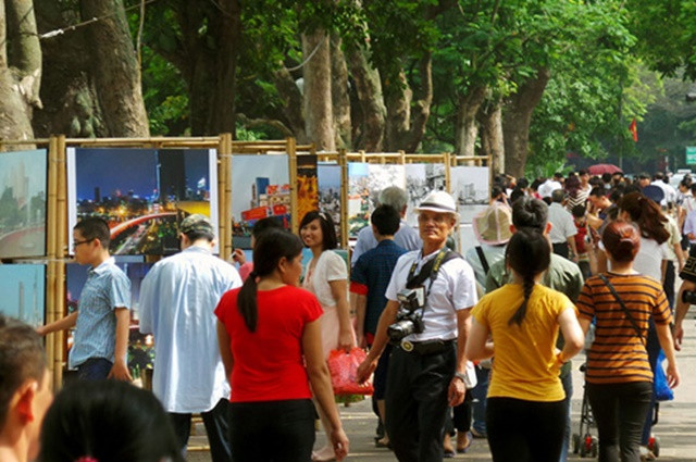 Không gian đi bộ chung quanh hồ Hoàn Kiếm.