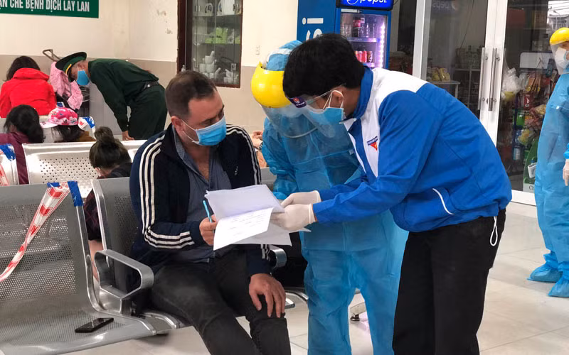 Anh Đỗ Văn Thành hướng dẫn khai báo y tế cho hành khách.