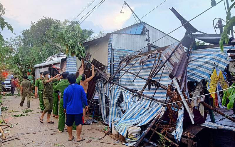 Nhiều căn nhà bị tốc mái.