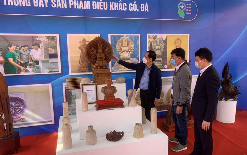 Các doanh nghiệp, cơ sở sản xuất làng nghề tham gia “Mạng lưới sản xuất tiêu dùng bền vững” trưng bày sản phẩm tại chương trình.